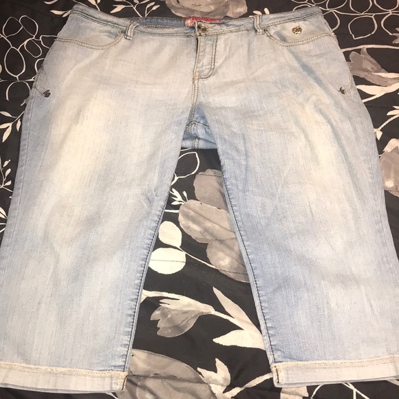 Apple Bottoms Pants - Sold Apple bottom capris